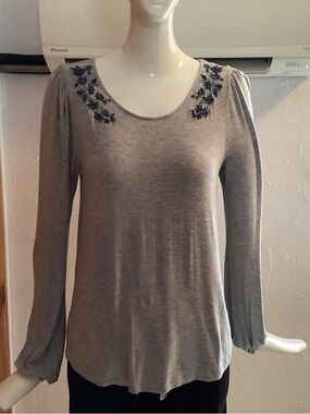 Long-Sleeve Gray Scoop Neck Top with Navy Floral Embroidery